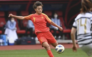 雷速官网下载-足坛女子球员技压群雄，赛场彰显实力