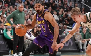 雷速官网-雄鹿遭遇三连败，榜首位置岌岌可危