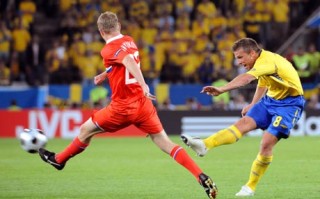 雷速官网-意大利与瑞典展开激烈角逐