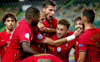 雷速-卢森堡队在欧预赛比赛中势不可挡，取得突破