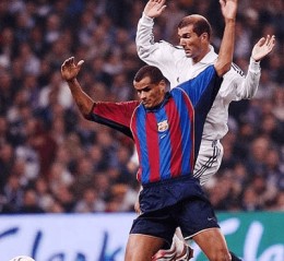 雷速官网-足球明星球员技惊四座，助球队夺冠