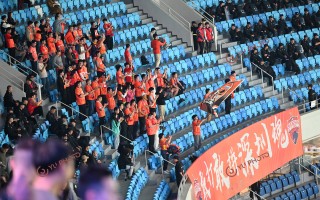 雷速官网下载-热闹喧哗的体育赛场，球迷情绪高涨