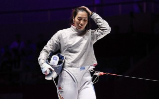 雷速官网-西班牙击剑选手意气风发，夺得银牌