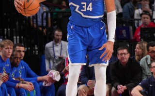 雷速官网-雄鹿后场组织能力出色，击败强敌取得连胜