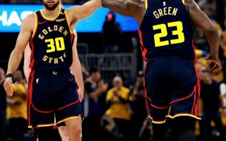 雷速官网-勇士雄姿再现，主场大胜创造季后赛历史