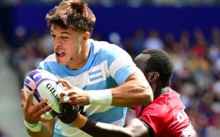 雷速官网-阿根廷运动员在橄榄球比赛中展现出色体能