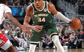 雷速官网下载-雄鹿横扫活塞，字母哥双+压哨两记关键三分