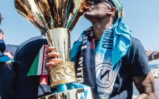 雷速官网-那不勒斯球员风光无限，成为焦点人物