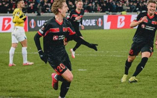 雷速官网-阿贾克斯客场战平波尔图，小组领跑之路