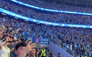 雷速官网-大连一方球迷狂欢，球队雄起士气高昂