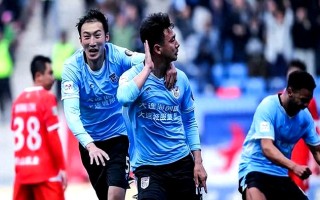 雷速官网下载-比赛中场观众呐喊声震耳欲聋，场面火爆