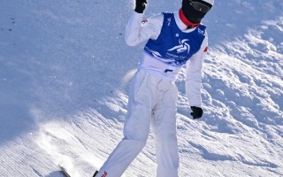 雷速-穿梭空中！滑雪选手飞身触及目标