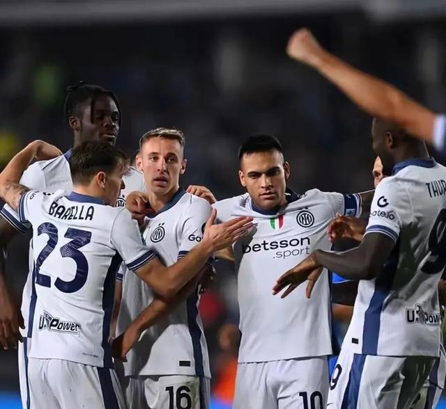 雷速直播-意甲比赛中球队之间的激烈角逐上演-第2张图片-雷速官网 雷速直播-意甲比赛中球队之间的激烈角逐上演-第2张图片-雷速官网