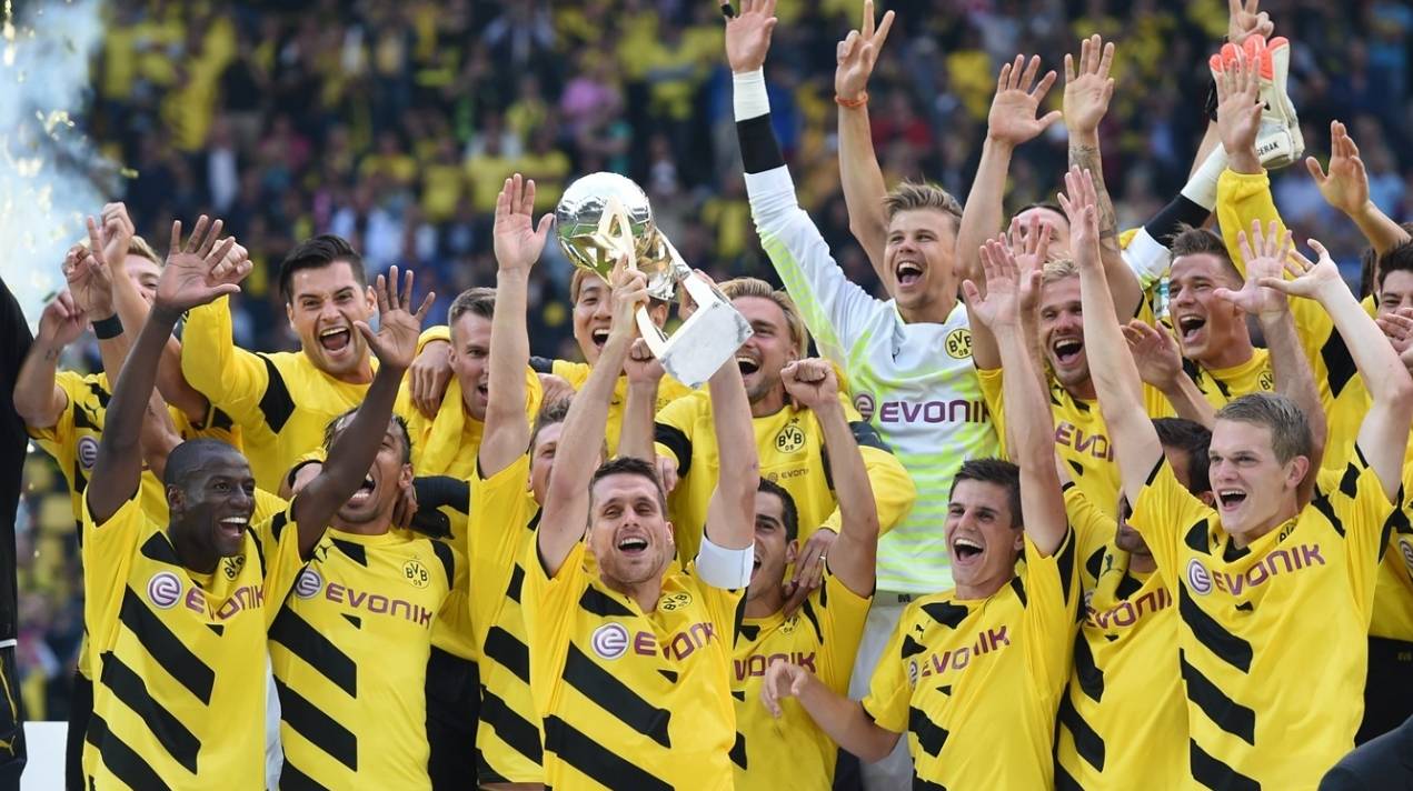 雷速官网-多特蒙德球迷在比赛后聚集，庆祝球队胜利-第1张图片-雷速官网