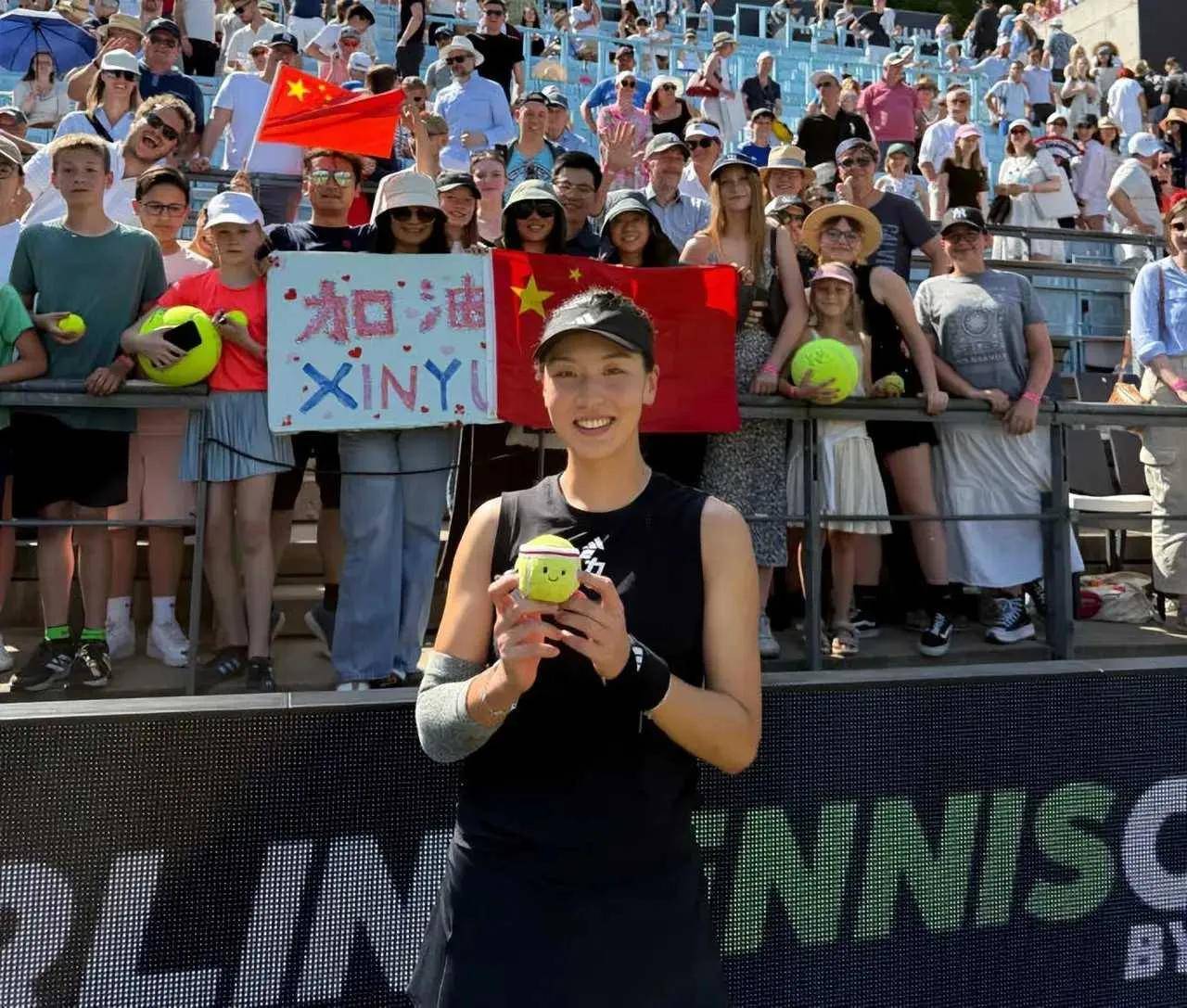 雷速官网下载-外国佳宾赛场亮相,观众纷纷为其加油鼓劲-第1张图片-雷速官网 雷速官网下载-外国佳宾赛场亮相,观众纷纷为其加油鼓劲-第1张图片-雷速官网