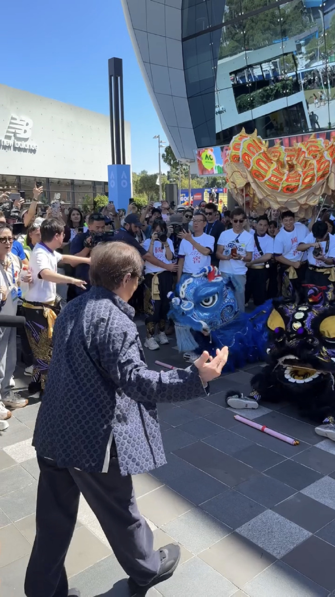 雷速官网下载-外国佳宾赛场亮相,观众纷纷为其加油鼓劲-第2张图片-雷速官网 雷速官网下载-外国佳宾赛场亮相,观众纷纷为其加油鼓劲-第2张图片-雷速官网
