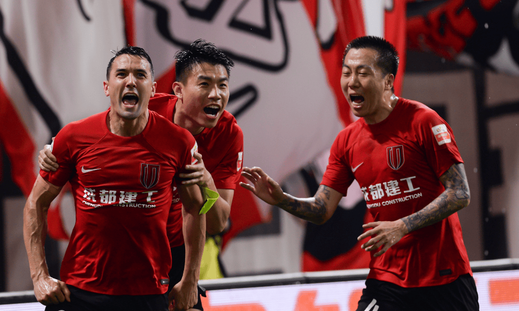 雷速官网下载-国内足球联赛豪强交锋，激烈对抗引燃全场-第1张图片-雷速官网