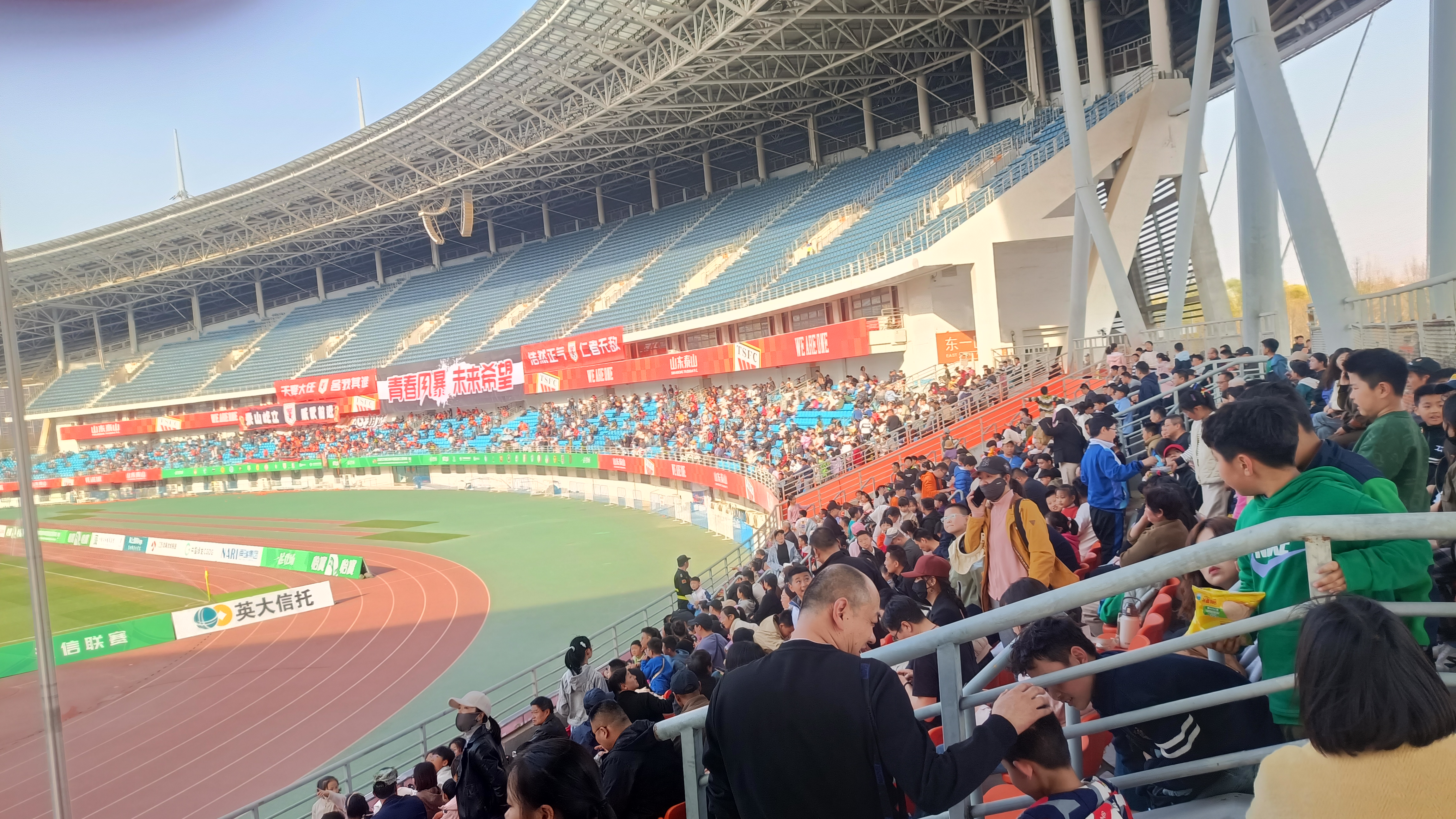 雷速官网下载-国内足球联赛豪强交锋，激烈对抗引燃全场-第2张图片-雷速官网