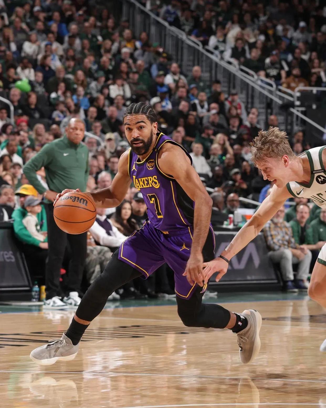 雷速官网-雄鹿遭遇三连败,榜首位置岌岌可危-第1张图片-雷速官网 雷速官网-雄鹿遭遇三连败,榜首位置岌岌可危-第1张图片-雷速官网