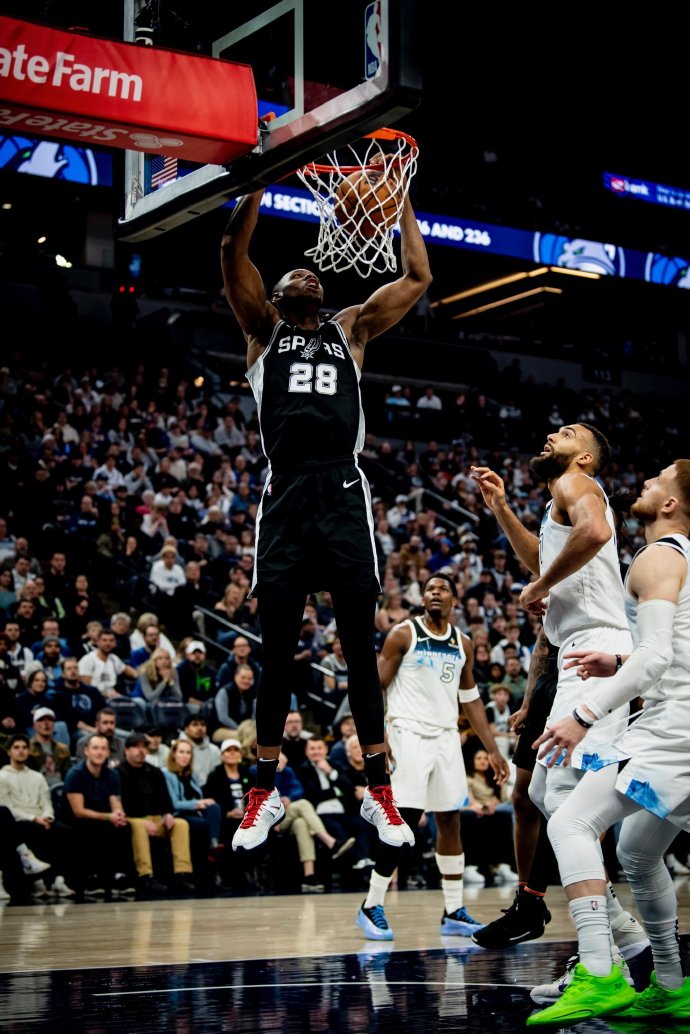 雷速官网-马刺外若奥砍50分，森林狼逆袭战胜爵士取得四连胜-第2张图片-雷速官网