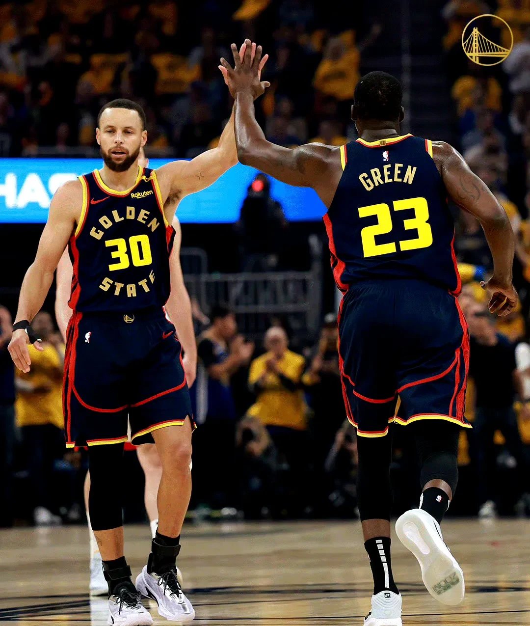 雷速官网-勇士雄姿再现，主场大胜创造季后赛历史-第1张图片-雷速官网