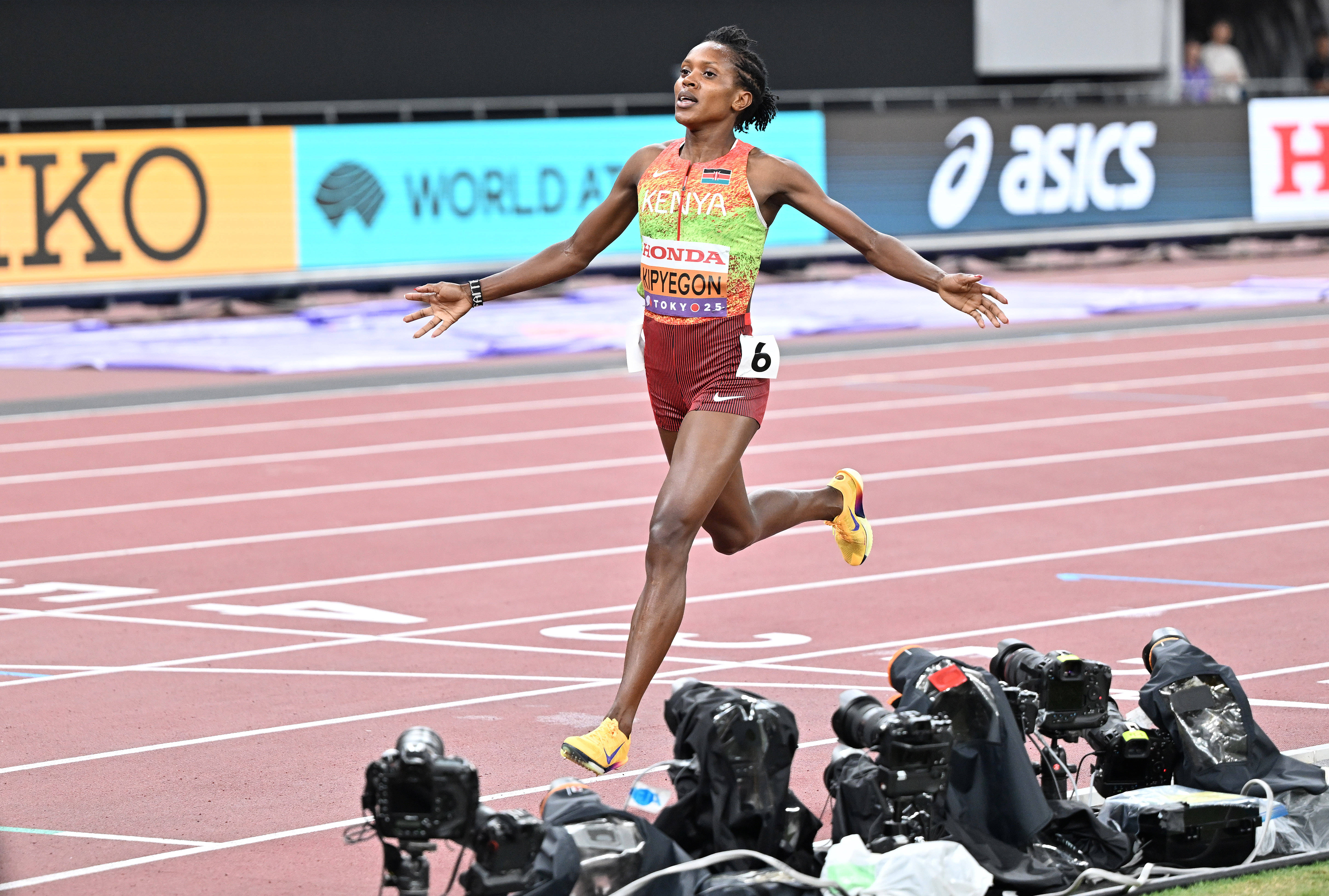 雷速官网下载-肯尼亚选手冲刺终点,获得第一名-第1张图片-雷速官网 雷速官网下载-肯尼亚选手冲刺终点,获得第一名-第1张图片-雷速官网