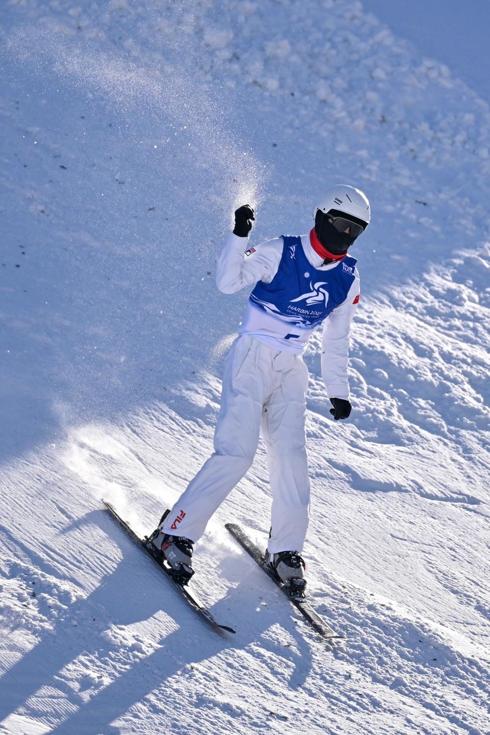 雷速-穿梭空中!滑雪选手飞身触及目标-第1张图片-雷速官网 雷速-穿梭空中!滑雪选手飞身触及目标-第1张图片-雷速官网